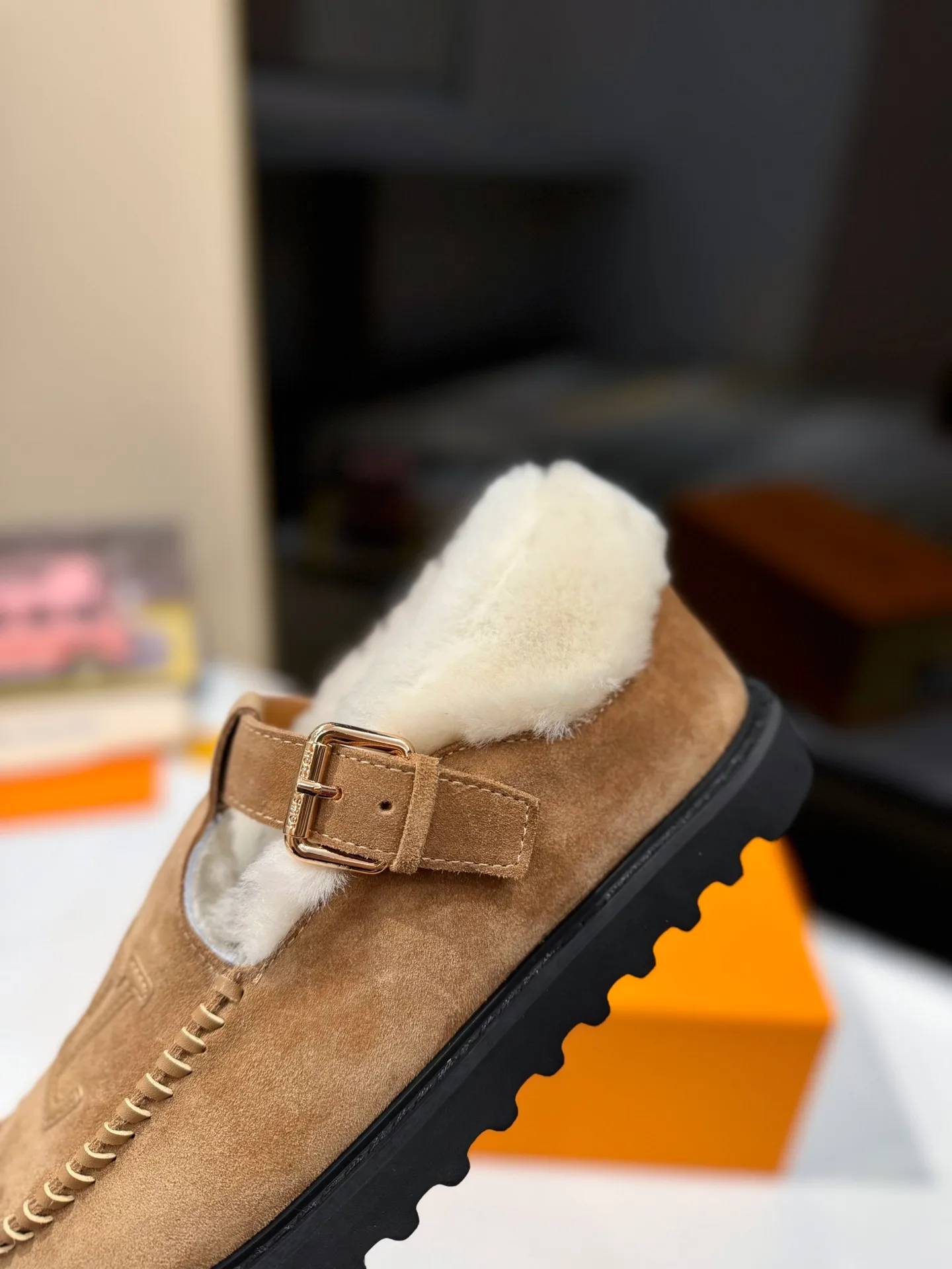 👟👟Ex-factory price 560👟👟 Louis Vuitton lv louis vuott…on fw24 new arrival～The latest furry slippers for autumn and winter🏂🏂 This pair of furry slippers is also very good-looking! The leather ones are very high-end! ! !Paired with denim shorts in autumn and winter, it’s perfect! Put it on and you will instantly have your ideal height! 😍 A favorite style, with fashion elements, the appearance of the upper is full of nobility. Wearing it can always show off the fashionable charm of women. It is fashionable but not too showy. The high-end beef tendon on the upper and the Lvjia letter buckle are so beautiful. ✅Upper: imported high-end frosted/cow leather ✅Outsole: original outsole ✅Inner lining: imported real wool ✅Size: 35-42 (41.42 customized, non-returnable) ✅Packaging: full set of original drawer box